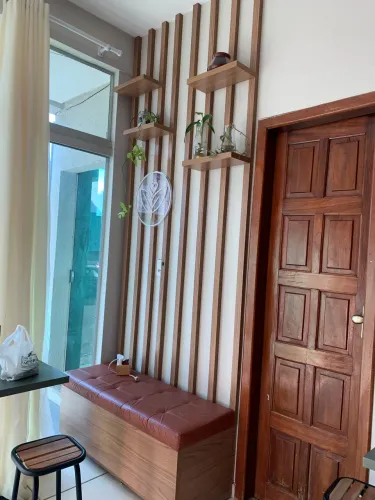Sofá de canto com ripado e prateleiras decorativas 