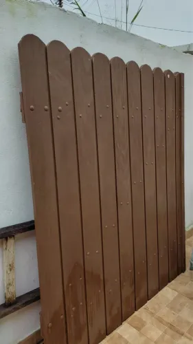 Portão de madeira