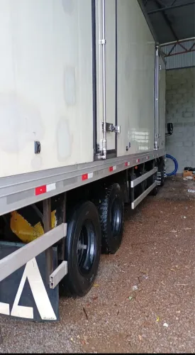 Caminhão baú ford 2428