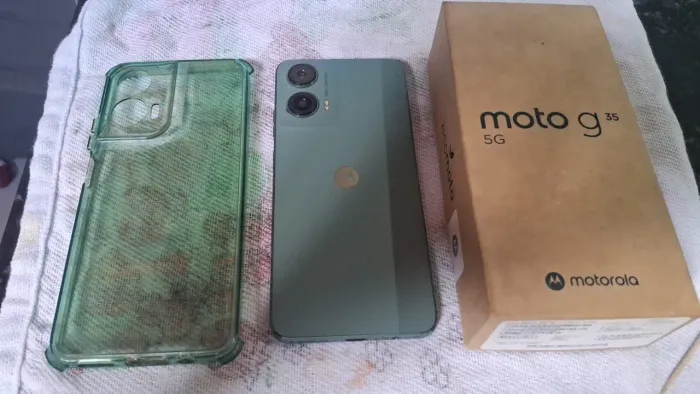 Vendo moto G35,5G, 256 gigas,tela original mais trincado o vidro na caixa.