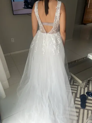Vestido branco, nunca usado, novo, acompanha véu 