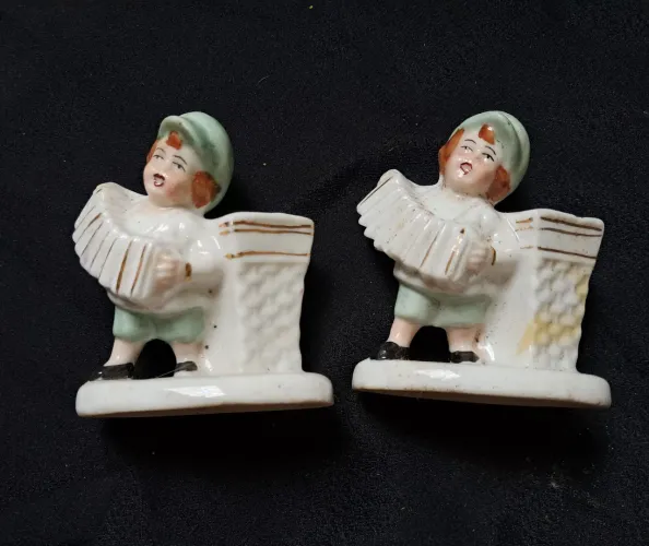 Par de Paliteiros/Porta-Fósforos Antigos em Porcelana Anos 50 - Menino Sanfoneiro (Bibelô)
