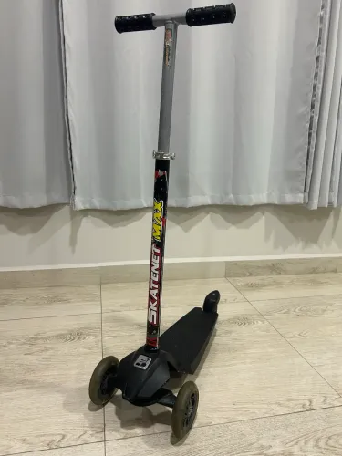 Patinete Versátil com 3 rodas (adulto/infantil) Até 120kg Com Rodas/luzes De Led - Usado.