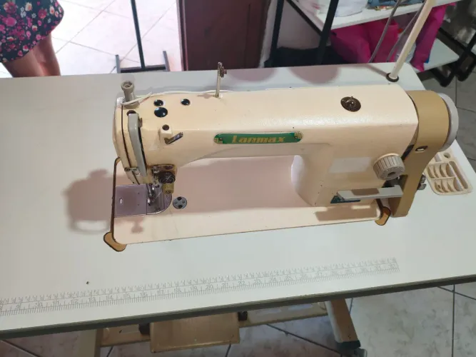 Máquina de costura reta industrial