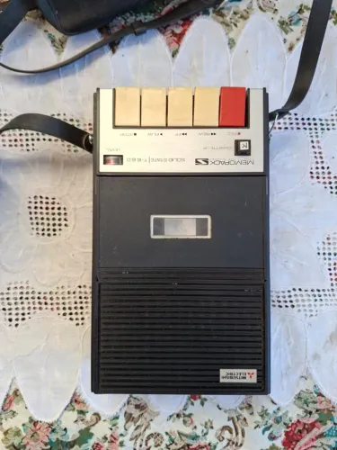 gravador de fita cassete vintage Mitsubishi Memopack Solid State T-660. sem teste