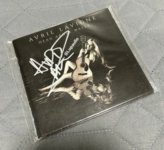 Card autografado Avril Lavigne