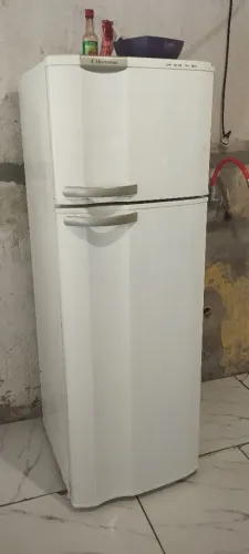 Vende-se geladeira duas portas usadas