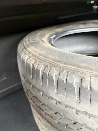 02 Pneus meia vida Bridgestone por 200 reais
