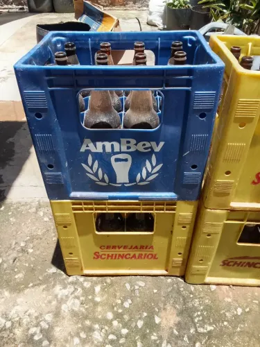 Vendo garrafa 1l vasilhame"Schincariol,glacial"preço baixo para vender rápido.