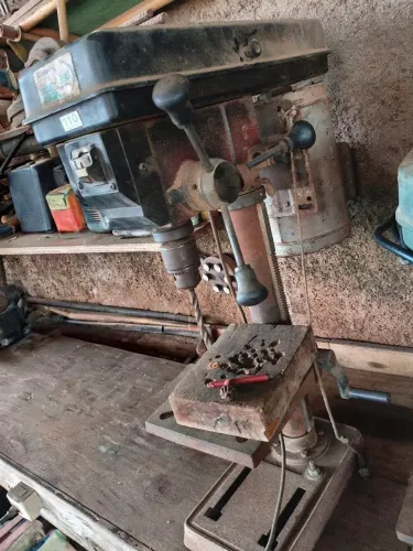 Furadeira profissional de bancada 