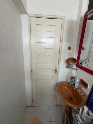 Porta em madeira maciça: ACAPU - para banheiro em bom estado