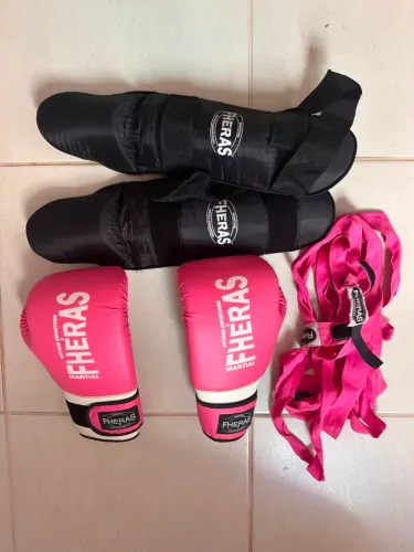 Kit de Boxe / Muay Thai Fheras - Luvas + Caneleiras + Bandagens