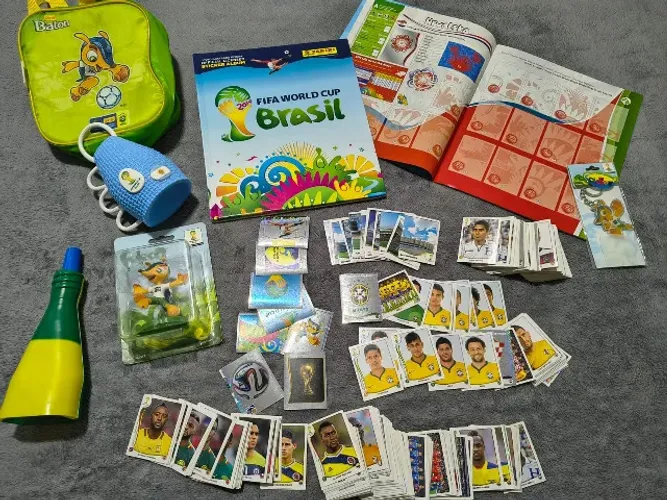 Álbum Copa do Mundo 2014 com todas figurinhas para colar + brindes + álbum extra
