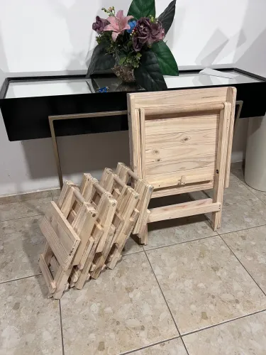 Conjunto mesa e bancos de madeira dobráveis
