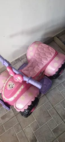 Carrinho elétrico e triciclo infantil