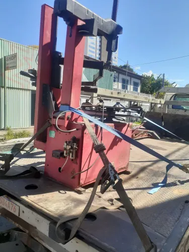 Máquina de montar e desmontar pneus