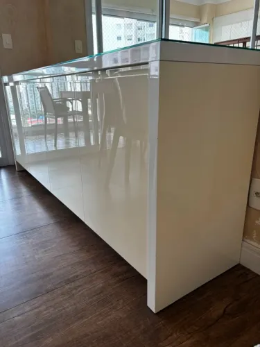 Buffet Tok&Stok 2m Laqueado Branco + Tampo de Vidro | 4 Portas | R$ 1.490