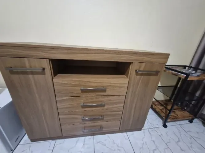 CÔMODA DEMÓBILE COM 2 PORTAS E 4 GAVETAS