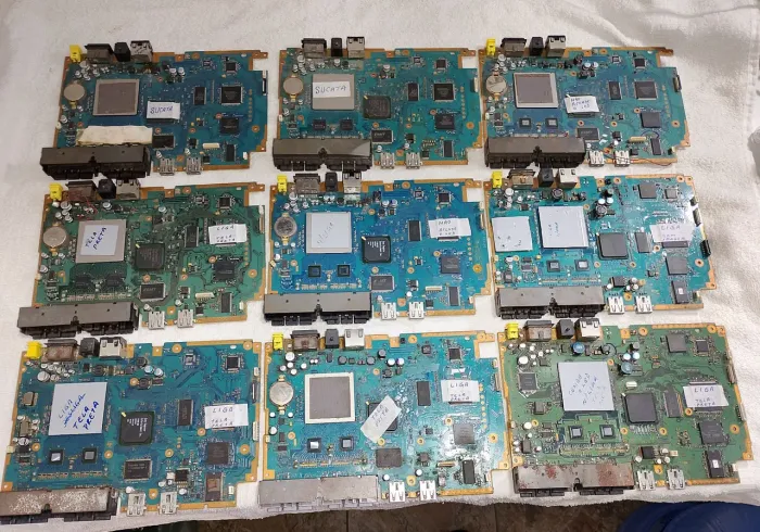 9 placas de Ps2 com defeitos para consertar ou aproveitar peças. Sem garantia 