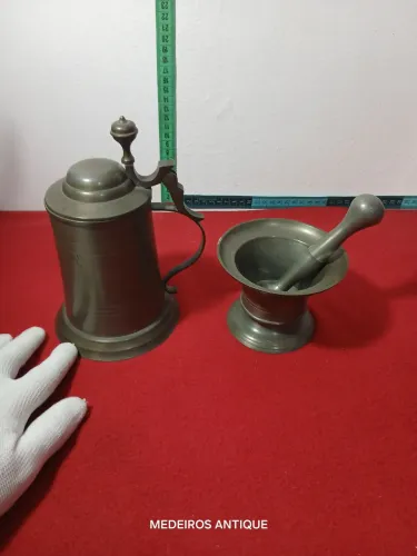 Caneca e socador, anos 60/70, liga de estânio.