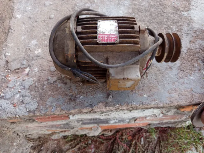 Vende-se motor elétrico trifásico de 1.5 cv