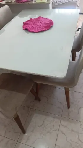 Mesa de jantar com 4 cadeiras