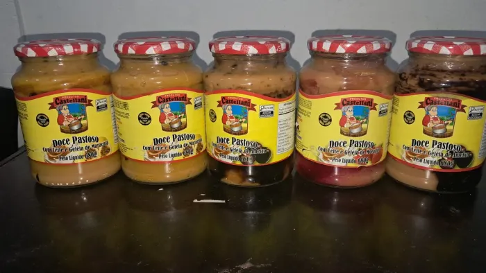 Doce de leite mesclado com sabores e biscoitos variados.