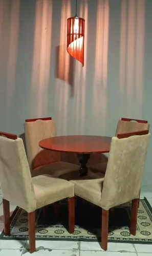 Conjunto de mesa de jantar em madeira.