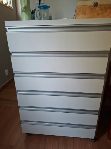 Vendo linda comoda em MDF com chave e rodinhas