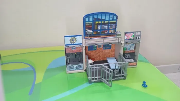 PLAYMOBIL POLICIA - DELEGACIA - OPÇÃO-3 - VIRÁ UM BAÚ C/ CHAVE.
