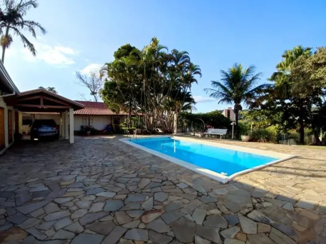 Casa à Venda no Condomínio Maison Blanche em Valinhos, no bairro Ortizes.
