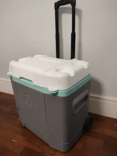 Caixa Térmica Igloo Profile 30 Qt 28L Roller com Rodas e Alça Retrátil - Excelente Estado