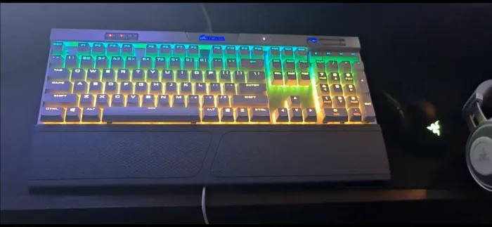 Teclado Mecânico Gamer Corsair K70 RGB MK.2 - Cherry MX Speed