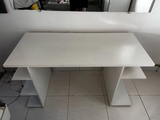 Escrivaninha branca