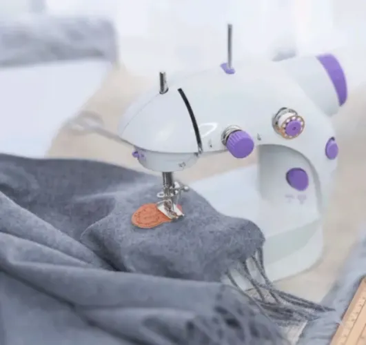 Mini maquina de costura pequenos reparos - Já com entrega