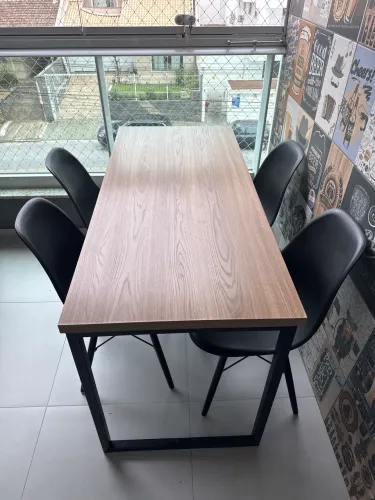 Mesa para 4 lugares com base de ferro