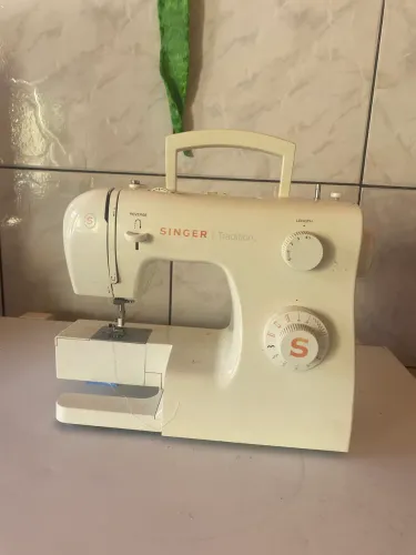 Máquina de Costura Singer - Tradition 2250