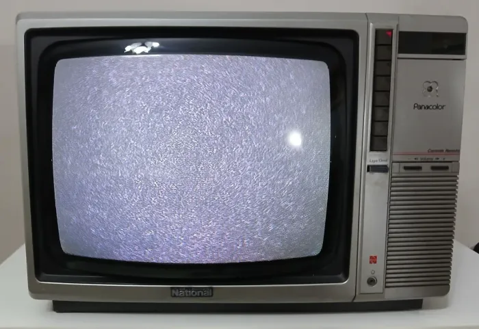 Vendo aparelho de televisão antigo marca National- pana color funcionando. Retirar .