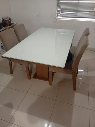 Mesa de vidro com 4 cadeiras estofadas 1,60 por 0,90