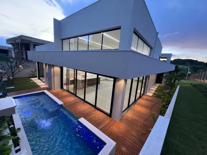 Casa de Alto Padrão no Condomínio Alphaville 271m² com 4 quartos - Anápolis GO