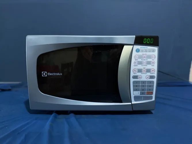 Microondas Electrolux prateado! 
