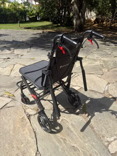 Cadeira de transporte com rodas e freios