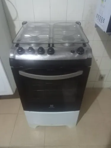 Fogão Eletrolux com Forno Funcionando - Ideal para Conserto ou Peças