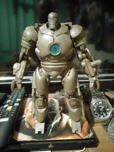 Figura do ação. ,Monge de Ferro Marvel legends