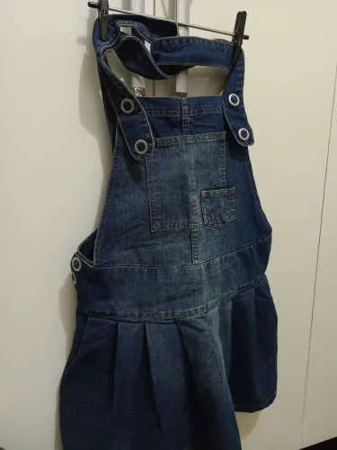 Uma jardineira saia jeans