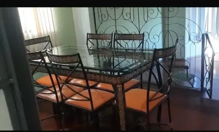 mesa com 6 cadeiras estofadas, em bom estado e aparador com detalhes em Rattan