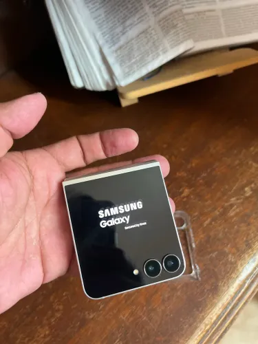 Smartphone Samsung Galaxy Z Flip7 FE 128GB Preto 5G 8GB RAM Tela 6,7" Câm. Dupla Galaxy AI
