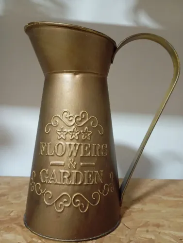 Vaso de metal para flores vintage