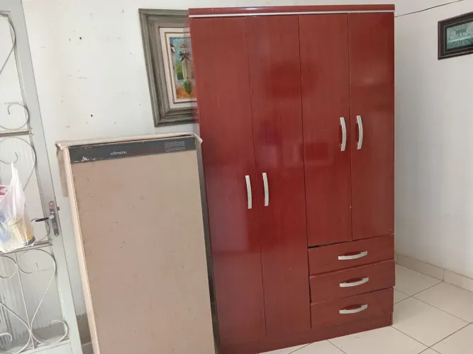 Estou doando uma geladeira da marca Clímax + um Guarda Roupas/USADOS porém funcionais!!!