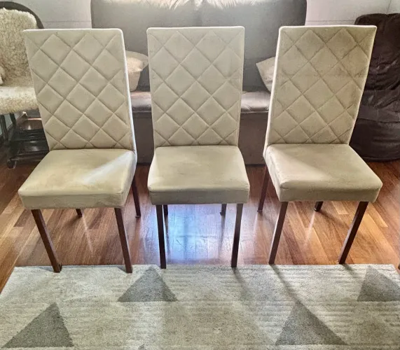 6 cadeiras lindas de mesa cor Bege valor total 1.320,00